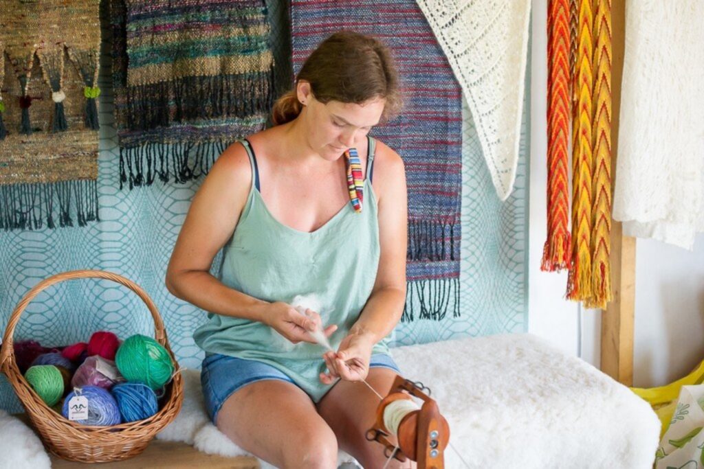 Angoros ožkų vilnos verpimas